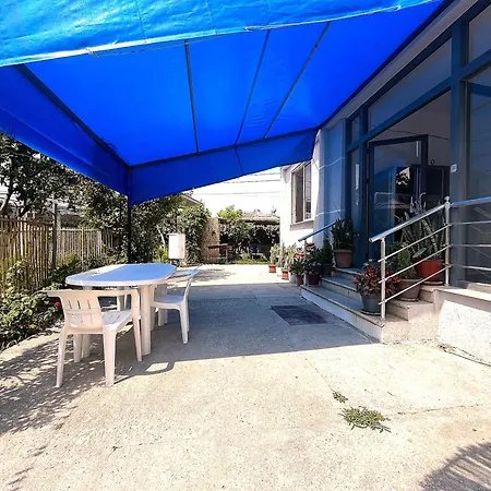 Old بيت شباب فلورا